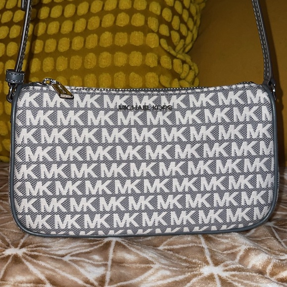 Michael Kors Pouchette NWOT - Picture 3 of 17